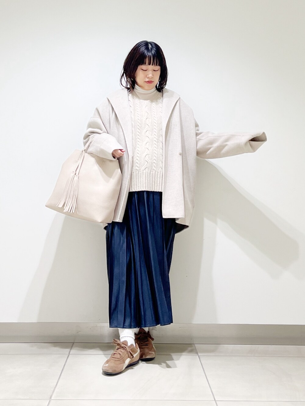 ベージュ系のその他アウター、ベージュ系のニット/セーター、ホワイト系のトートバッグを着用したレディースの秋コーディネートの9枚目の写真