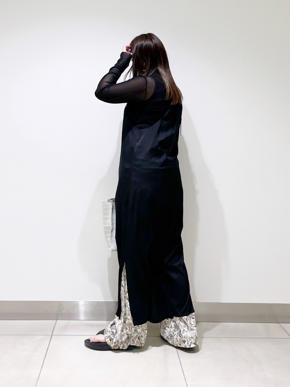 ブラック系のワンピース、ホワイト系のバッグ、ホワイト系のその他パンツを着用したレディースの春コーディネートの3枚目の写真
