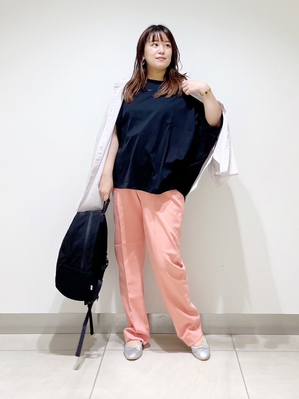 ブラック系のTシャツ/カットソー、ベージュ系のシャツ/ブラウス、ブラック系のバックパック/リュックを着用したレディースの夏コーディネートの2枚目の写真