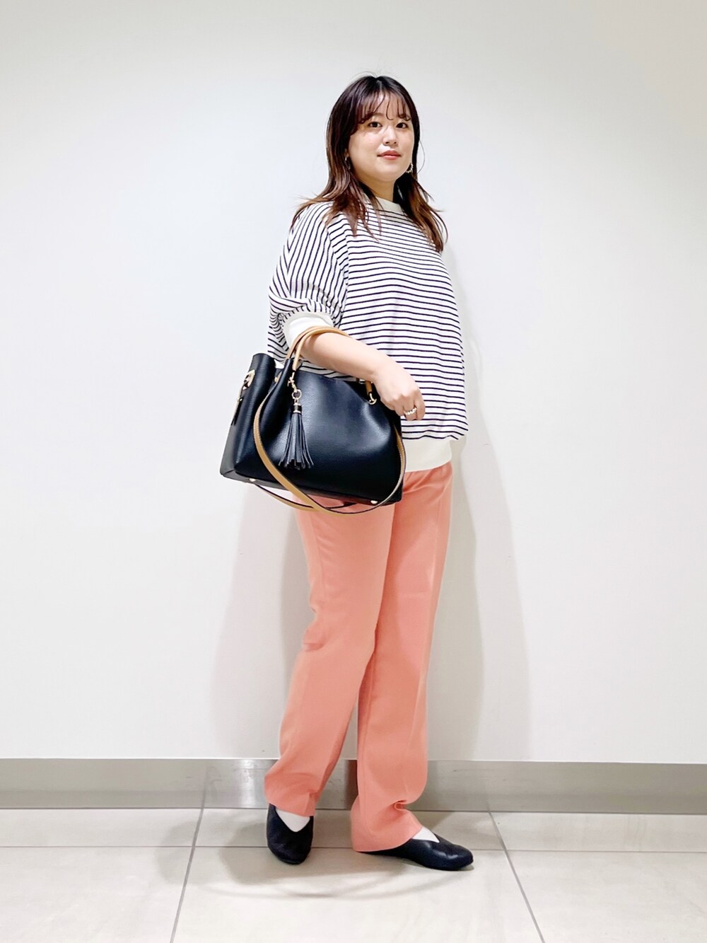 ホワイト系のTシャツ/カットソー、ピンク系のその他パンツ、ブラック系のトートバッグを着用したレディースの春コーディネートの2枚目の写真