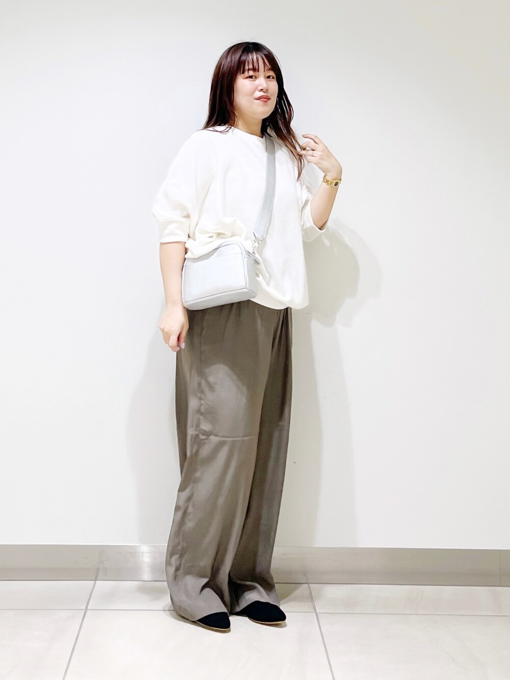 ホワイト系のTシャツ/カットソー、シルバー系のショルダーバッグ、ブラウン系のその他パンツを着用したレディースの夏コーディネートの9枚目の写真