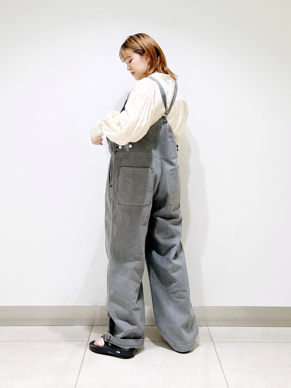 グレー系のサロペット/オーバーオール、グリーン系のトートバッグ、ブラック系のサンダルを着用したレディースの夏コーディネートの4枚目の写真