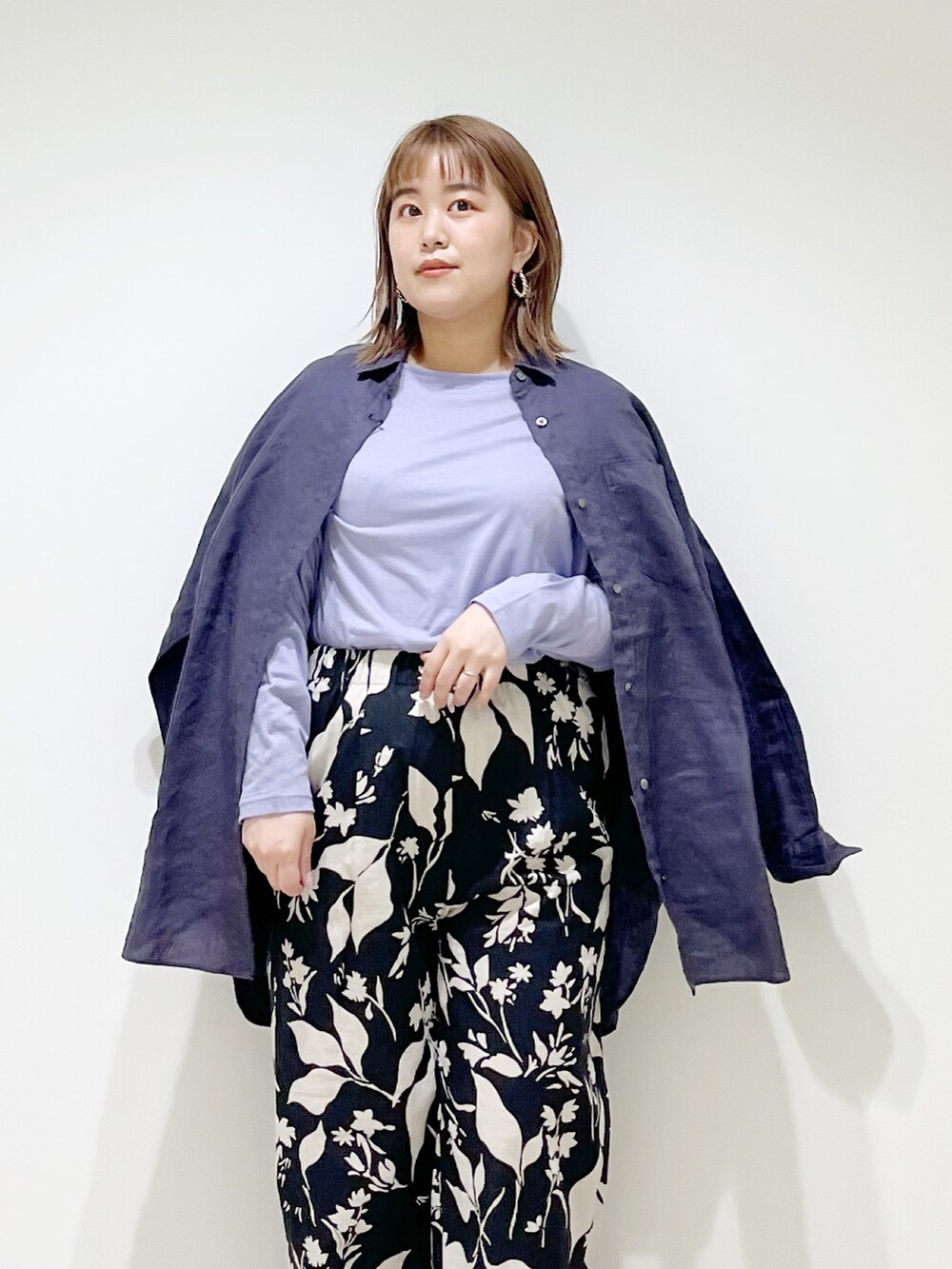 ブラック系のその他パンツ、パープル系のTシャツ/カットソー、グレー系のシャツ/ブラウスを着用したレディースの春コーディネートの5枚目の写真