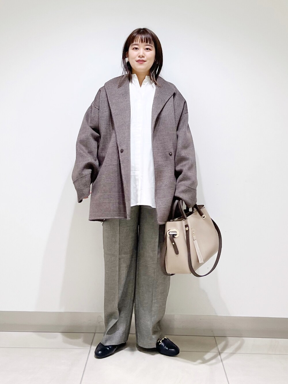 ブラウン系のその他アウター、ホワイト系のシャツ/ブラウス、ブラウン系のその他パンツを着用したレディースの秋コーディネートの7枚目の写真