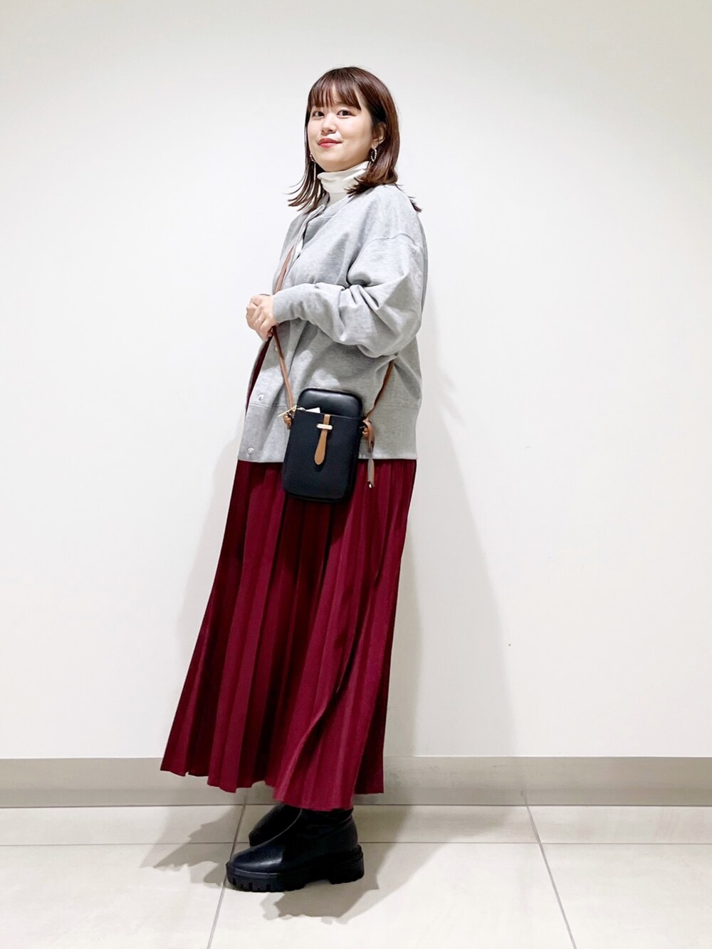 ホワイト系のトップス、グレー系のトップス、その他のスカートを着用したレディースの秋コーディネートの5枚目の写真