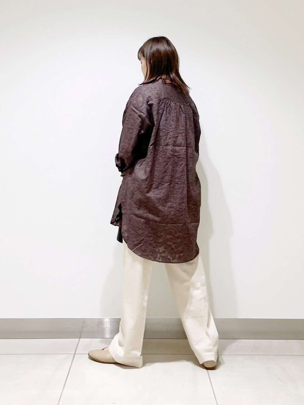 ブラウン系のシャツ/ブラウス、ブラック系のショルダーバッグ、ベージュ系のその他パンツを着用したレディースの秋コーディネートの3枚目の写真