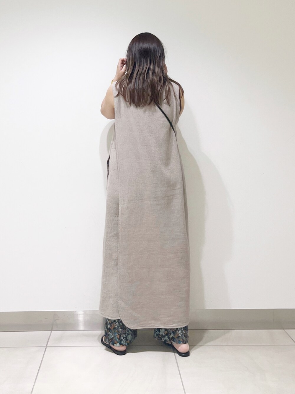 グレー系のワンピース、ブラック系のショルダーバッグ、ブルー系のその他パンツを着用したレディースの夏コーディネートの2枚目の写真