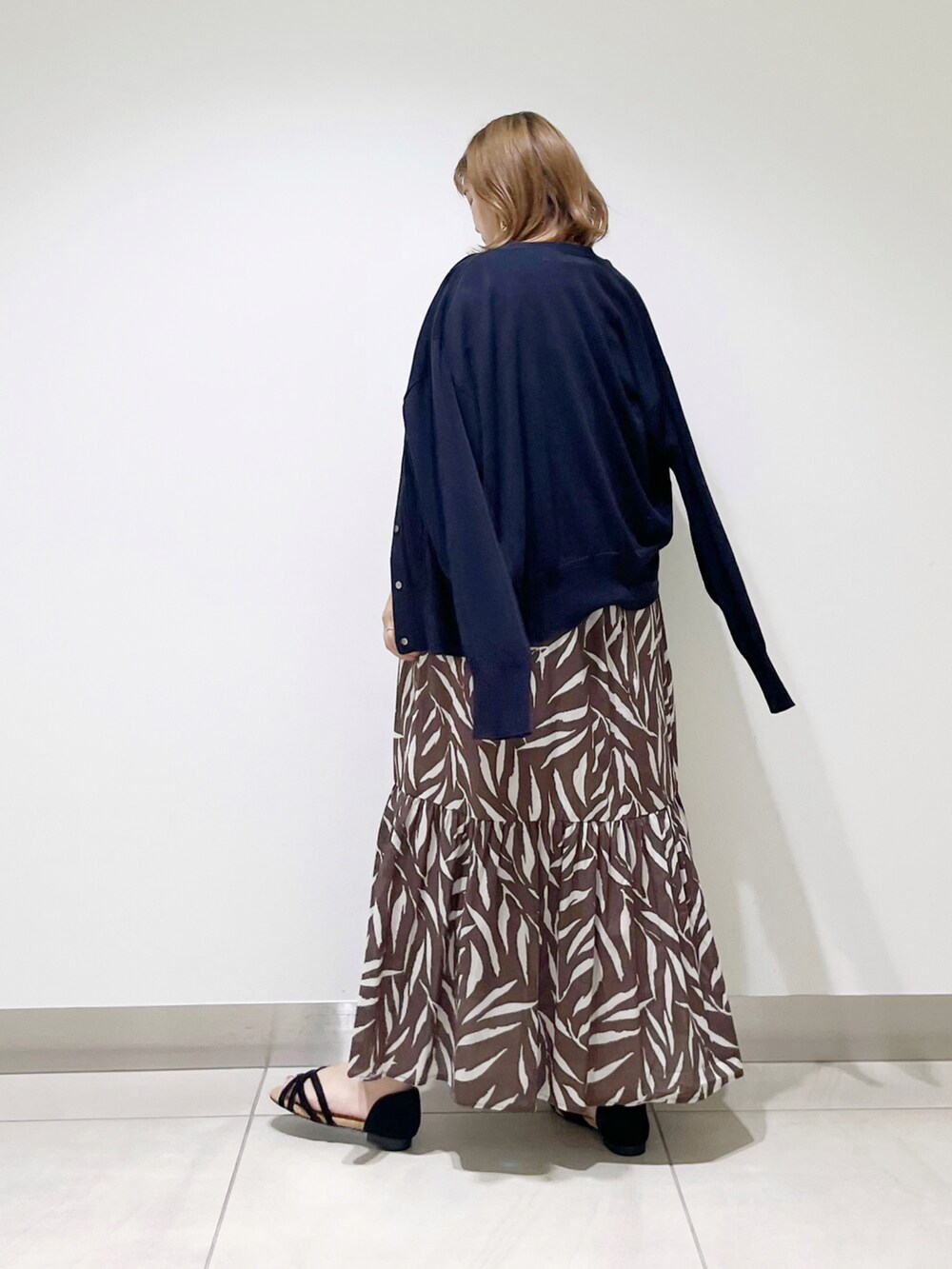 ブラウン系のワンピース、ベージュ系のハンドバッグ、ブラック系のサンダルを着用したレディースの夏コーディネートの4枚目の写真