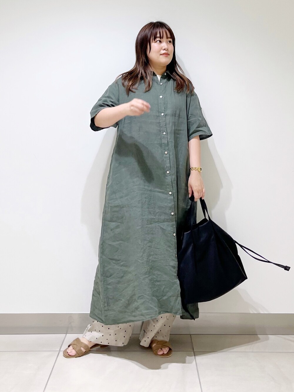 グリーン系のワンピース、ブラック系のトートバッグ、ベージュ系のその他パンツを着用したレディースの夏コーディネートの7枚目の写真