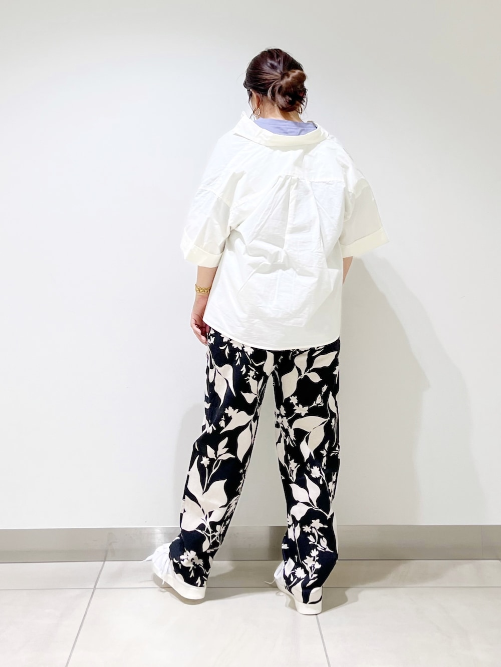 パープル系のTシャツ/カットソー、ブラック系のその他パンツ、ホワイト系のシャツ/ブラウスを着用したレディースの春コーディネートの3枚目の写真