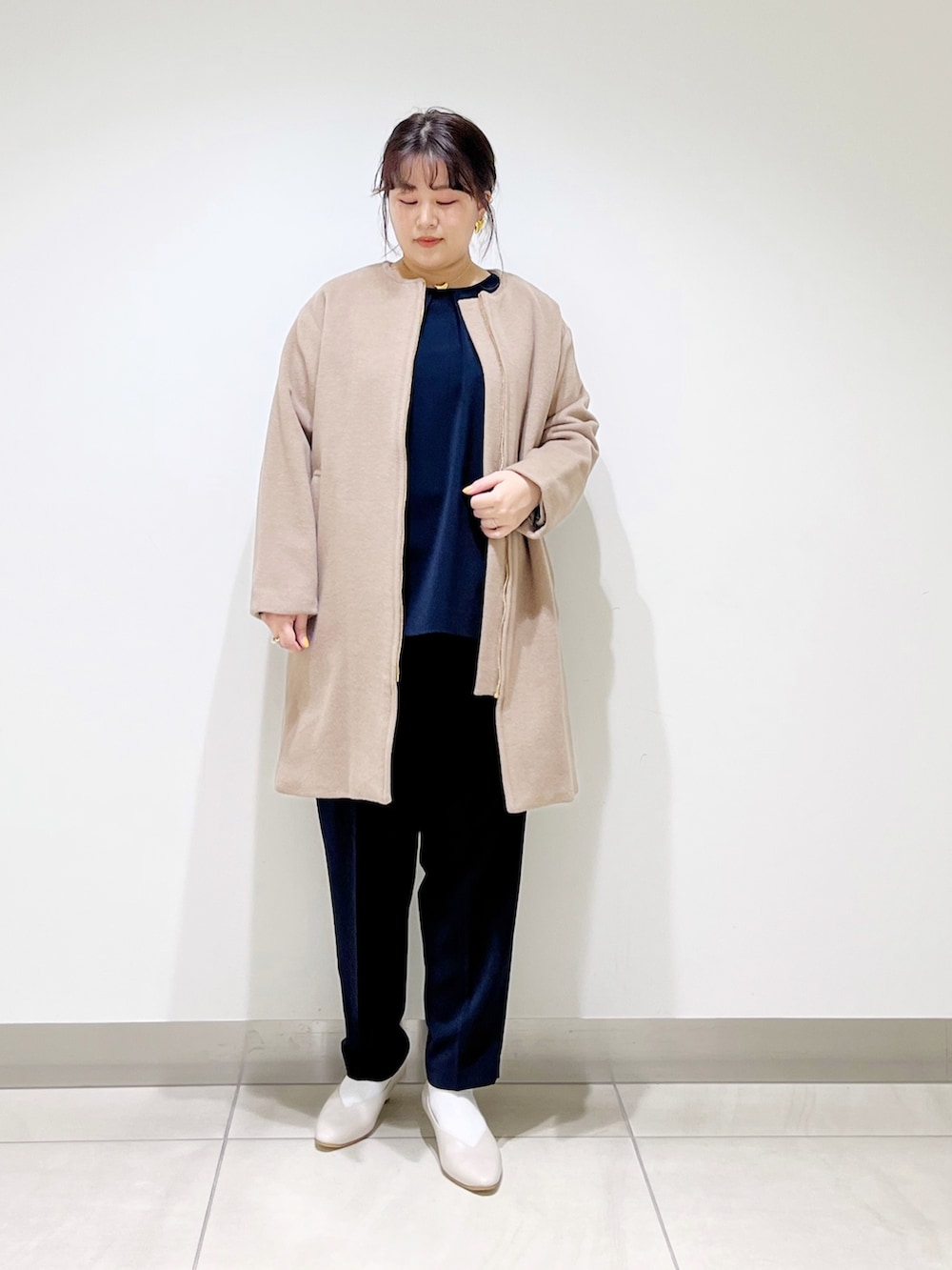 ブルー系のセットアップ、ベージュ系のその他アウター、ベージュ系のパンプスを着用したレディースの冬コーディネートの3枚目の写真