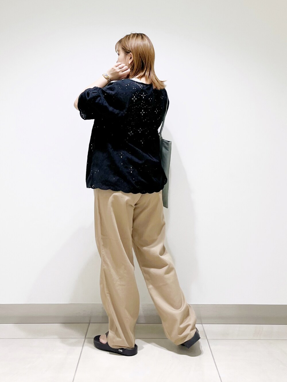 ブラック系のシャツ/ブラウス、ベージュ系のその他パンツ、ブラック系のサンダルを着用したレディースの夏コーディネートの2枚目の写真