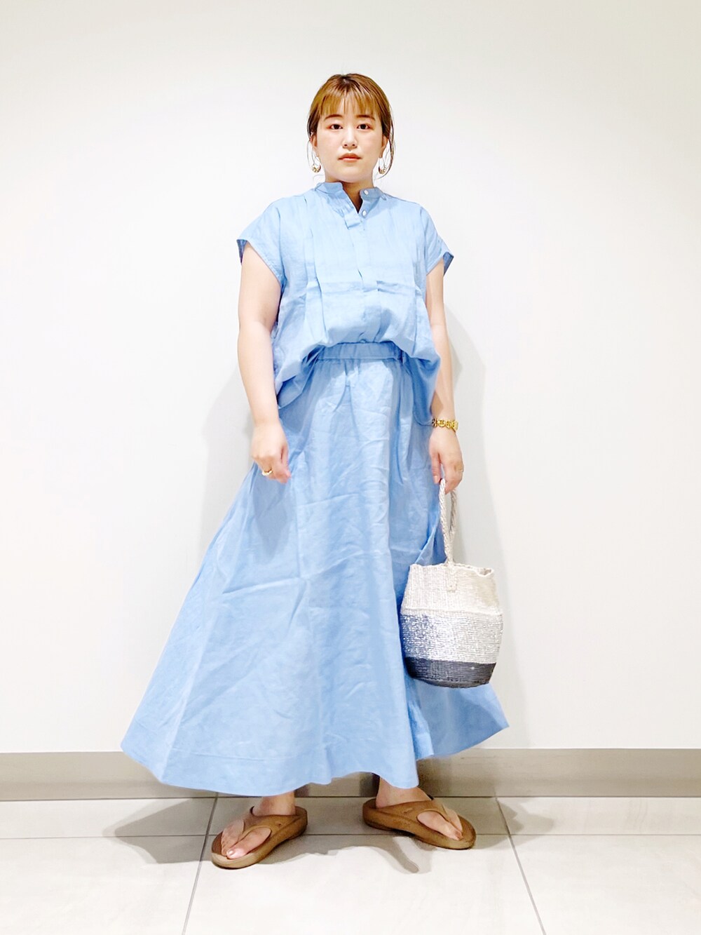 ブルー系のシャツ/ブラウス、ブルー系のスカート、その他のハンドバッグを着用したレディースの夏コーディネートの3枚目の写真