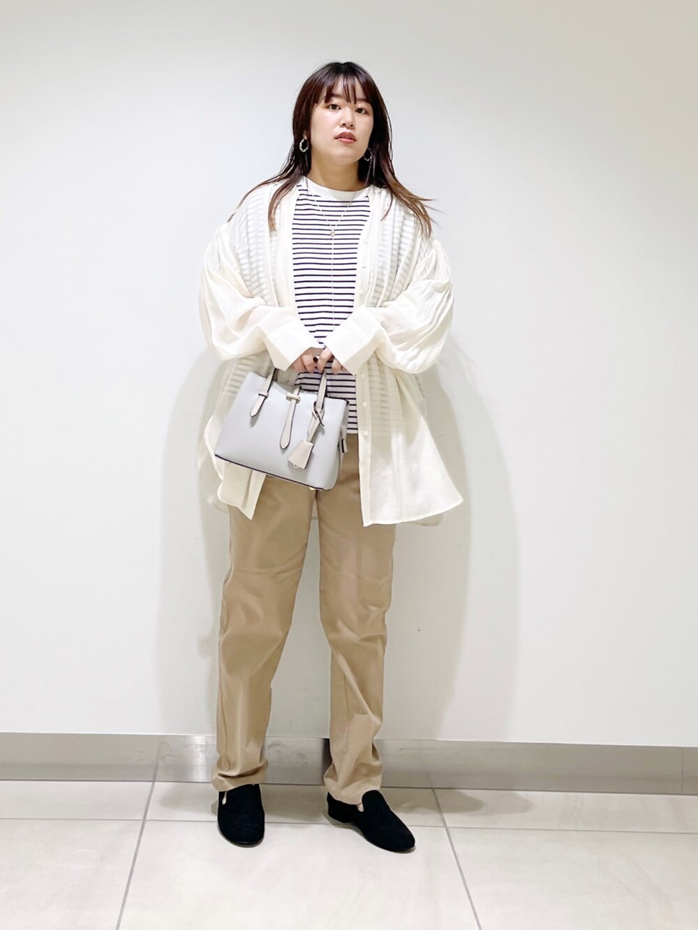 ホワイト系のTシャツ/カットソー、ベージュ系のその他パンツ、グレー系のハンドバッグを着用したレディースの夏コーディネートの6枚目の写真