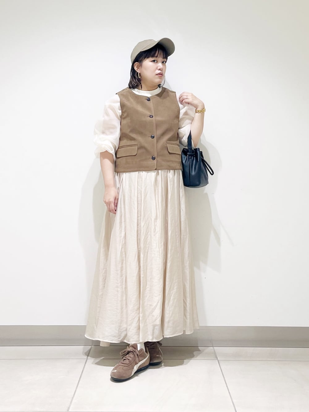 ホワイト系のTシャツ/カットソー、イエロー系のその他アウター、ブラック系のショルダーバッグを着用したレディースの秋コーディネートの2枚目の写真