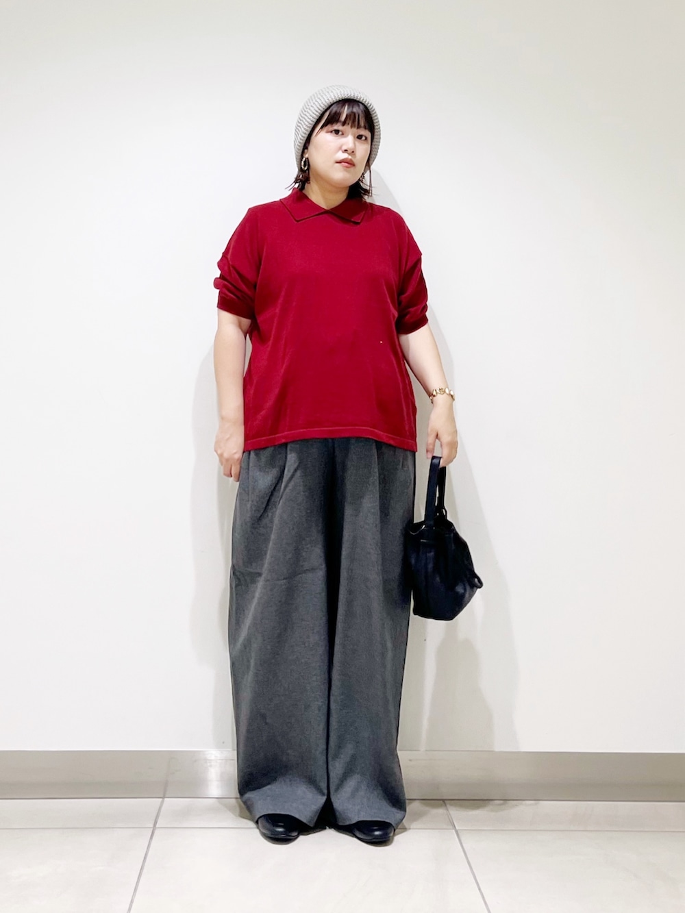 レッド系のニット/セーター、ブラック系のショルダーバッグ、グレー系のその他パンツを着用したレディースの秋コーディネートの9枚目の写真