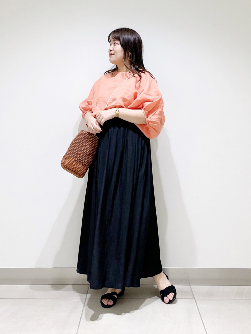 ピンク系のシャツ/ブラウス、ブラック系のスカート、ブラウン系のショルダーバッグを着用したレディースの春コーディネートの5枚目の写真