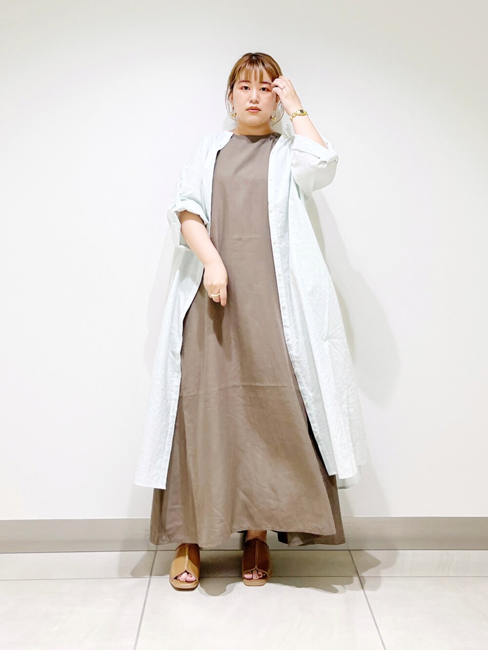 グリーン系のワンピース、ベージュ系のサンダル、グリーン系のワンピースを着用したレディースの夏コーディネートの3枚目の写真