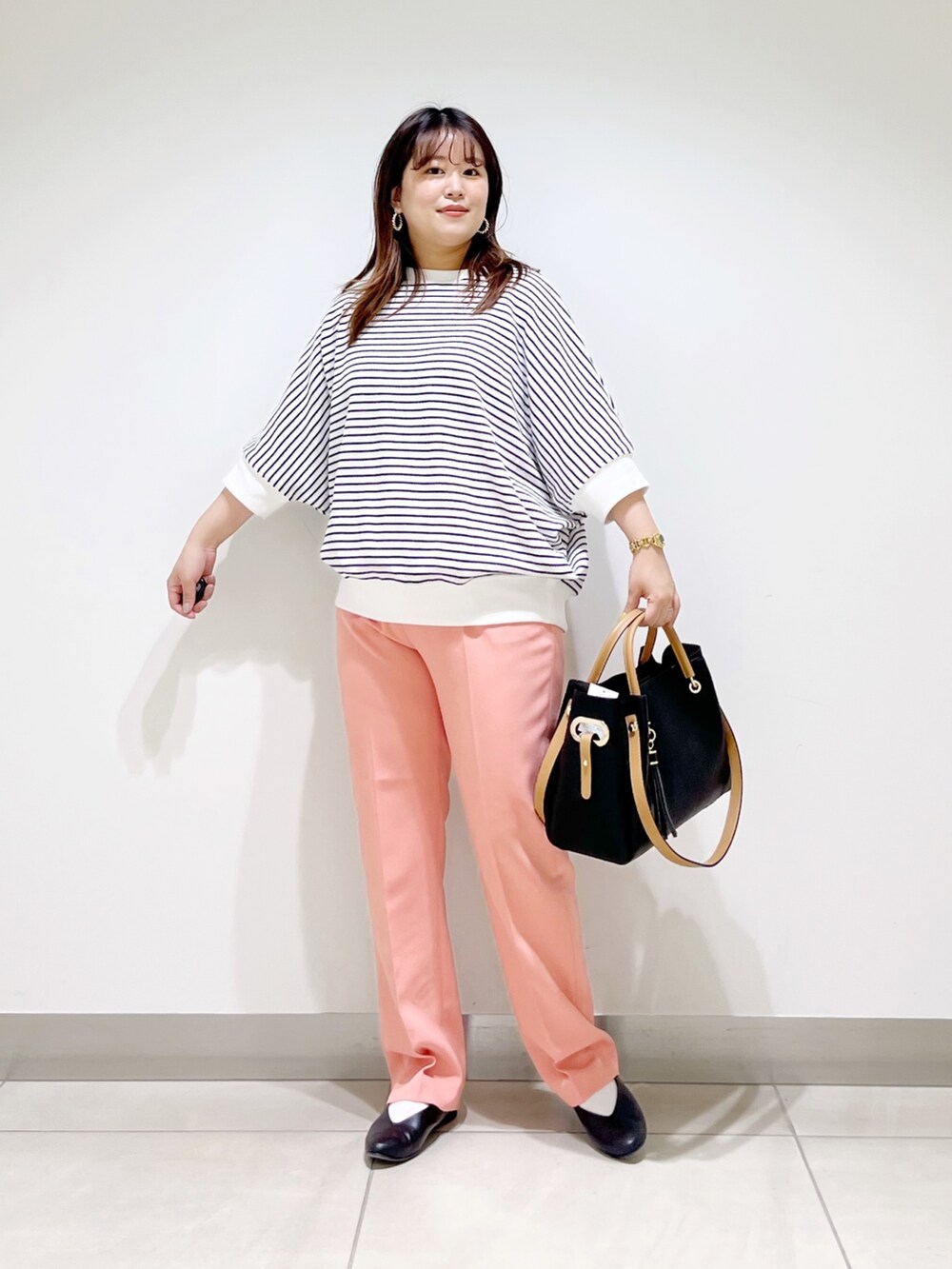 ホワイト系のTシャツ/カットソー、ピンク系のその他パンツ、ブラック系のトートバッグを着用したレディースの春コーディネートの4枚目の写真