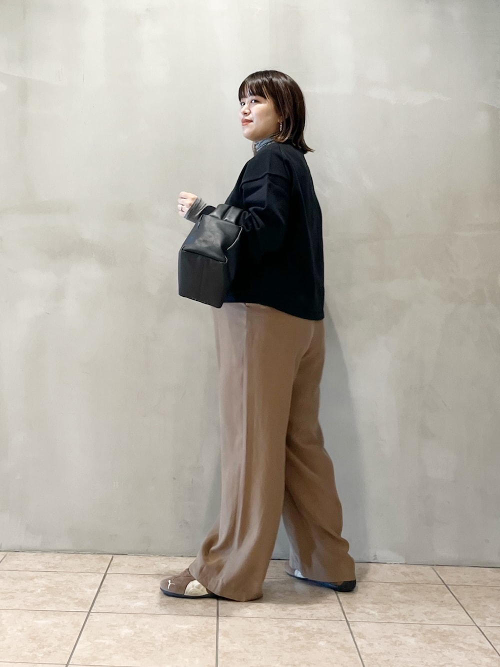 ブラック系のカーディガン/ボレロ、ベージュ系のその他パンツ、ブラック系のバッグを着用したレディースの秋コーディネートの8枚目の写真