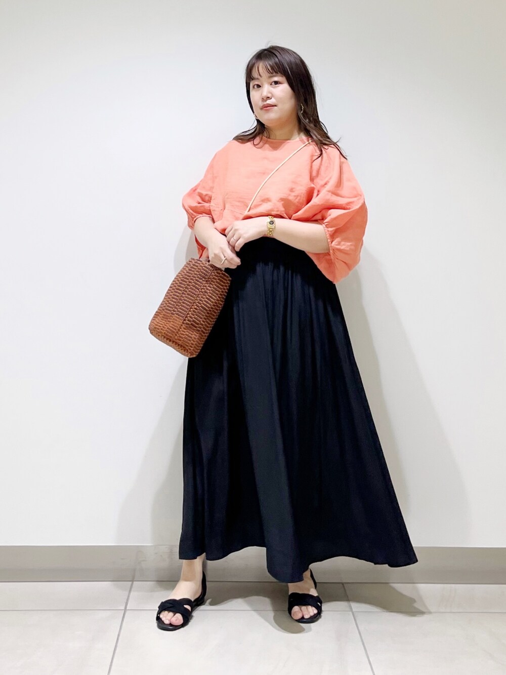 ピンク系のシャツ/ブラウス、ブラック系のスカート、ブラウン系のショルダーバッグを着用したレディースの春コーディネートの3枚目の写真