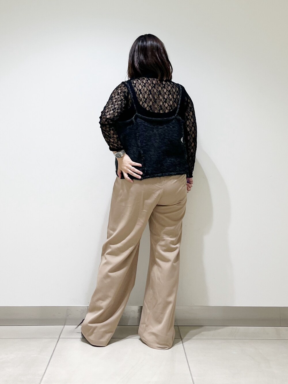 グレー系のニット/セーター、ブラック系のシャツ/ブラウス、ベージュ系のその他パンツを着用したレディースの秋コーディネートの7枚目の写真