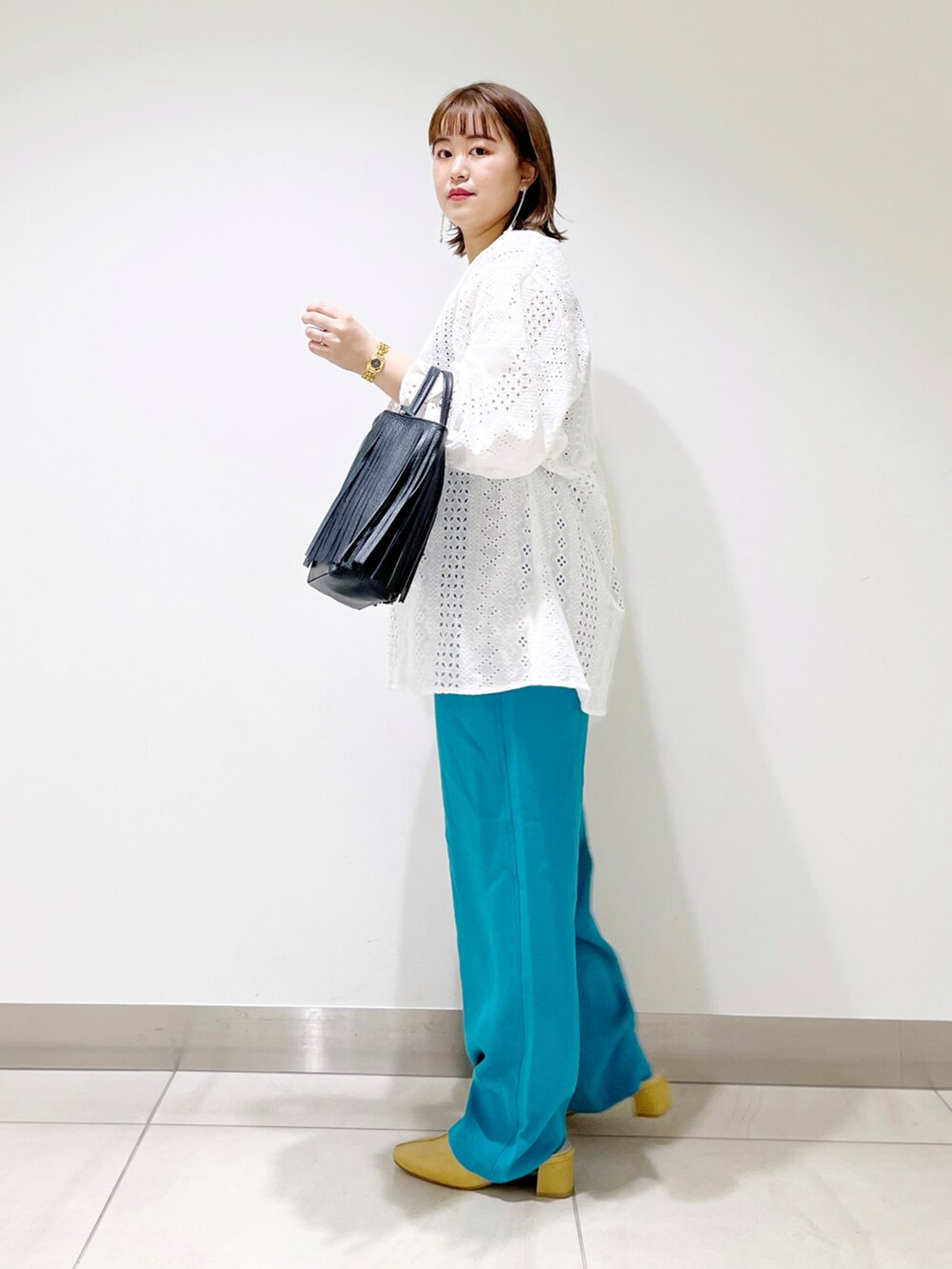 ホワイト系のシャツ/ブラウス、ブルー系のその他パンツ、イエロー系のその他シューズを着用したレディースの春コーディネートの5枚目の写真