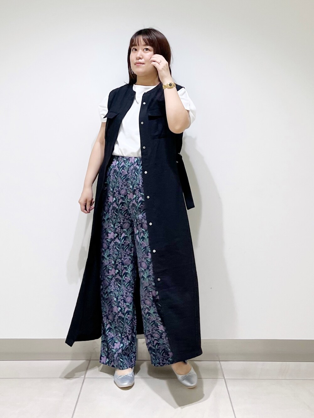 ブラック系のワンピース、ブルー系のその他パンツ、シルバー系のバレエシューズを着用したレディースの夏コーディネートの2枚目の写真