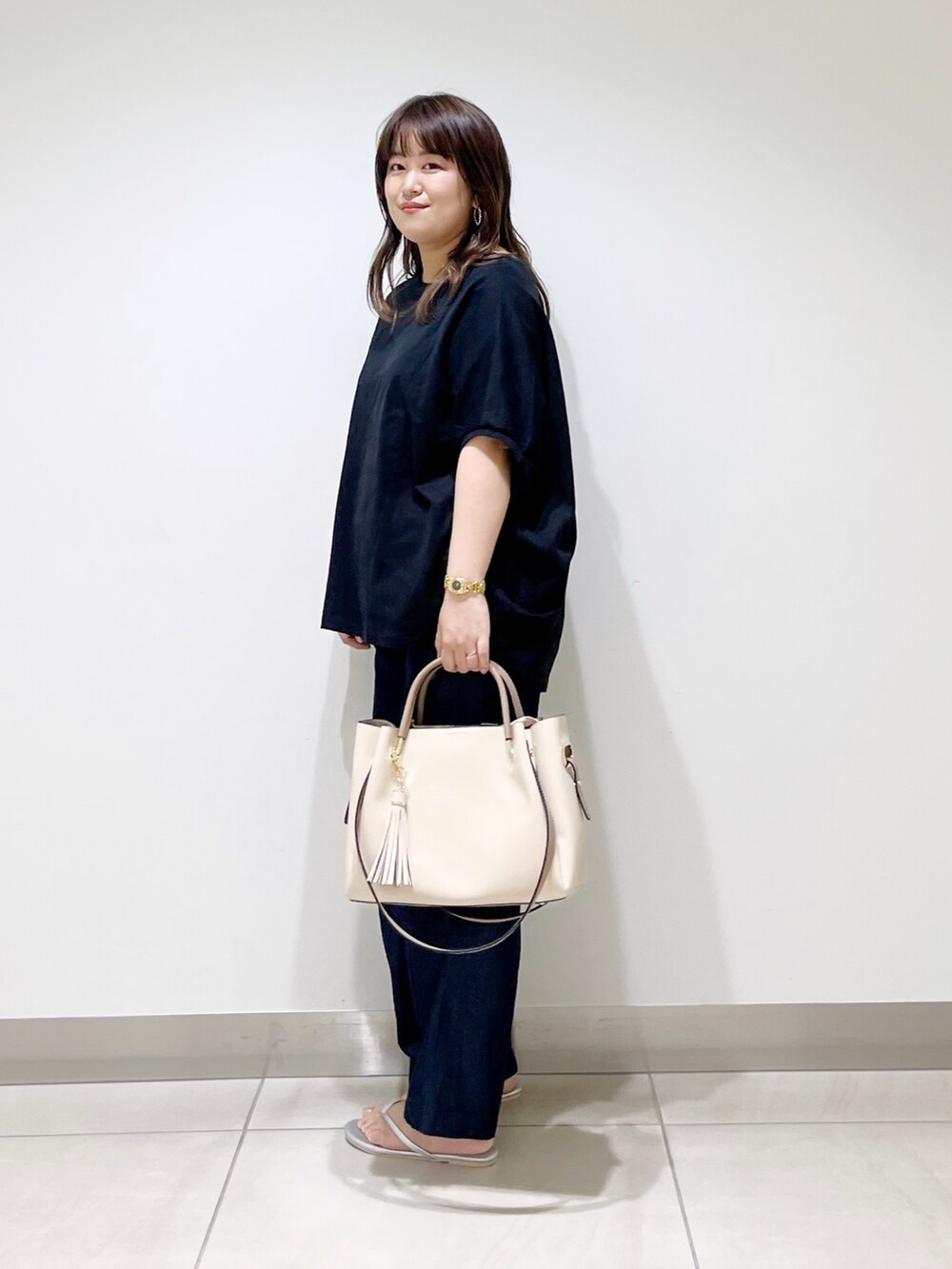 ブラック系のTシャツ/カットソー、ブルー系のその他パンツ、ホワイト系のトートバッグを着用したレディースの夏コーディネートの3枚目の写真
