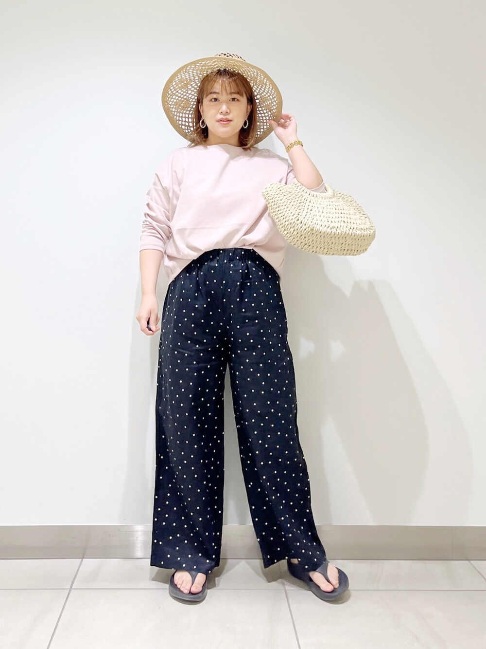 ブラック系のその他パンツ、ピンク系のTシャツ/カットソー、ホワイト系のハンドバッグを着用したレディースの春コーディネートの4枚目の写真