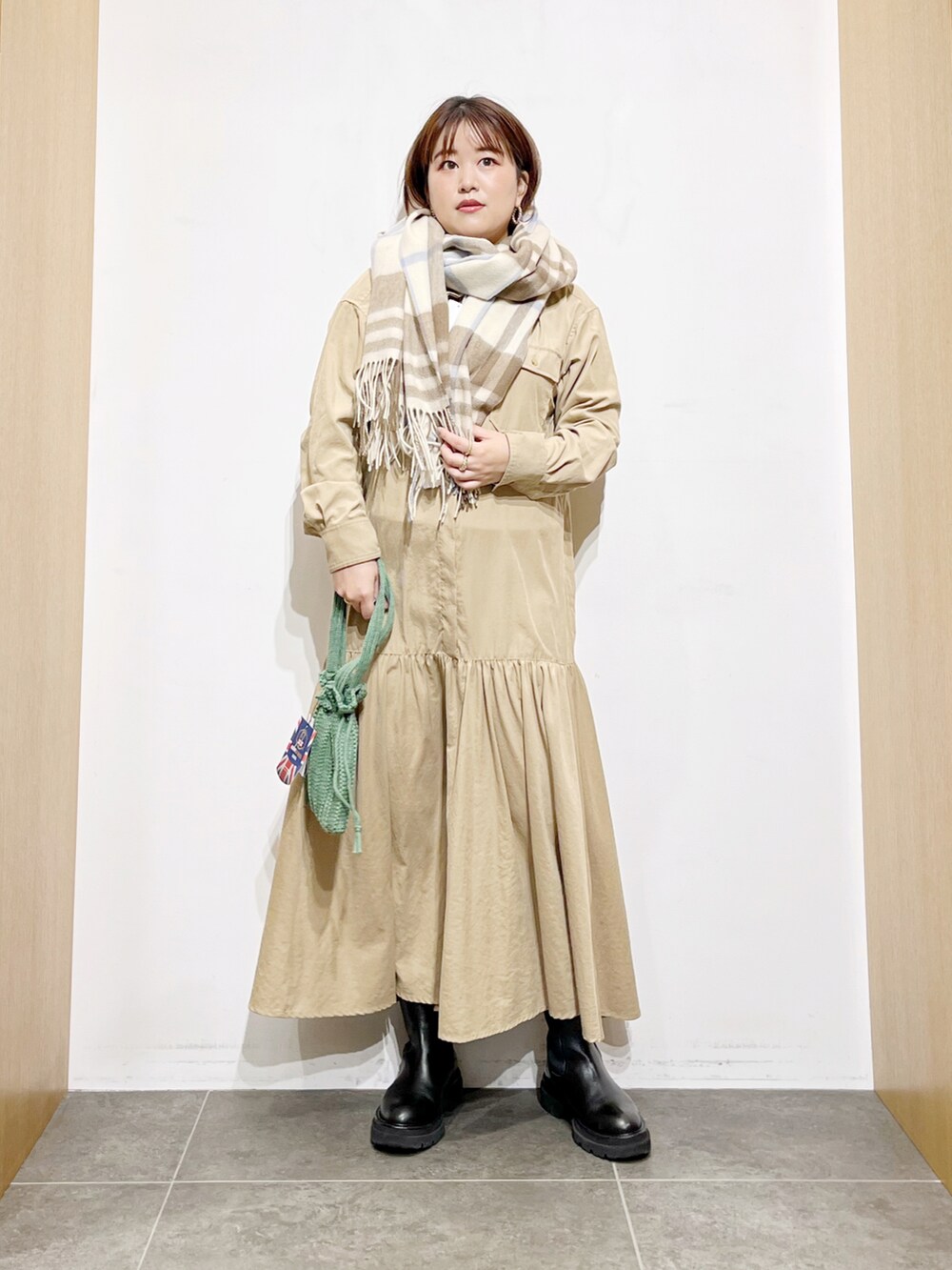 ベージュ系のワンピース、その他のバッグ、ブラック系のブーツを着用したレディースの秋コーディネートの4枚目の写真