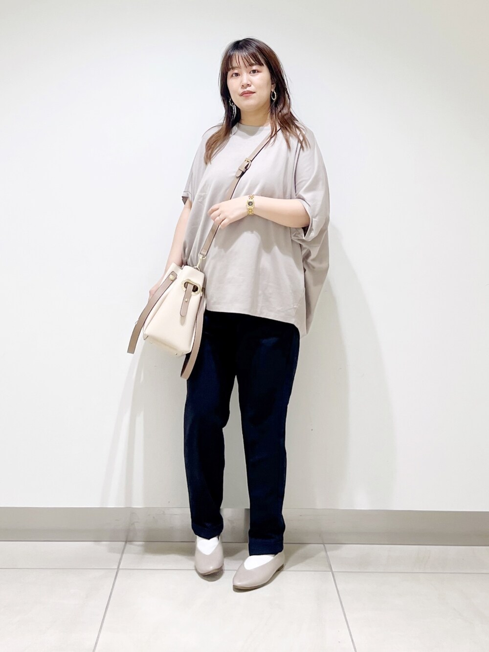 グレー系のTシャツ/カットソー、ブルー系のパンツ、ホワイト系のトートバッグを着用したレディースの夏コーディネートの10枚目の写真