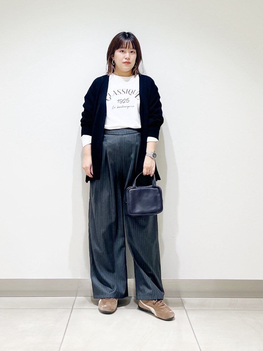 ブラック系のカーディガン/ボレロ、その他のその他パンツ、ホワイト系のTシャツ/カットソーを着用したレディースの秋コーディネートの10枚目の写真