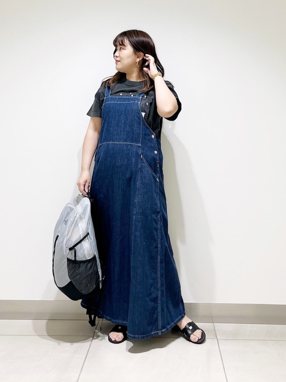 ブルー系のワンピース、ブラック系のTシャツ/カットソー、グレー系のバックパック/リュックを着用したレディースの春コーディネートの3枚目の写真