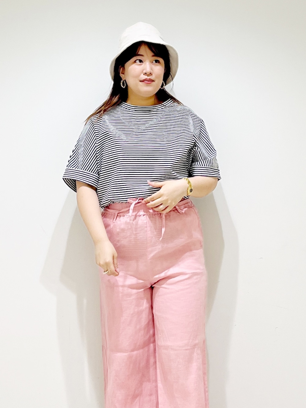 ピンク系のその他パンツ、ホワイト系のTシャツ/カットソー、シルバー系のサンダルを着用したレディースの夏コーディネートの5枚目の写真