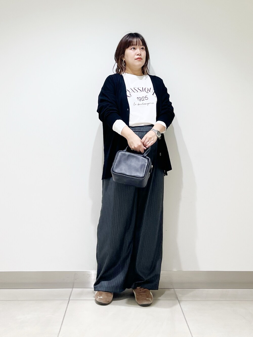 ブラック系のカーディガン/ボレロ、その他のその他パンツ、ホワイト系のTシャツ/カットソーを着用したレディースの秋コーディネートの2枚目の写真