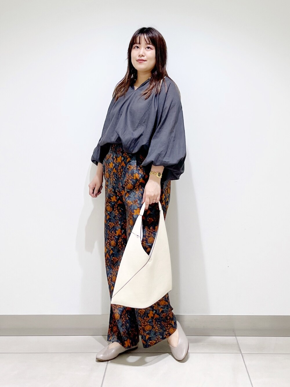 グレー系のシャツ/ブラウス、オレンジ系のその他パンツ、ホワイト系のトートバッグを着用したレディースの夏コーディネートの2枚目の写真