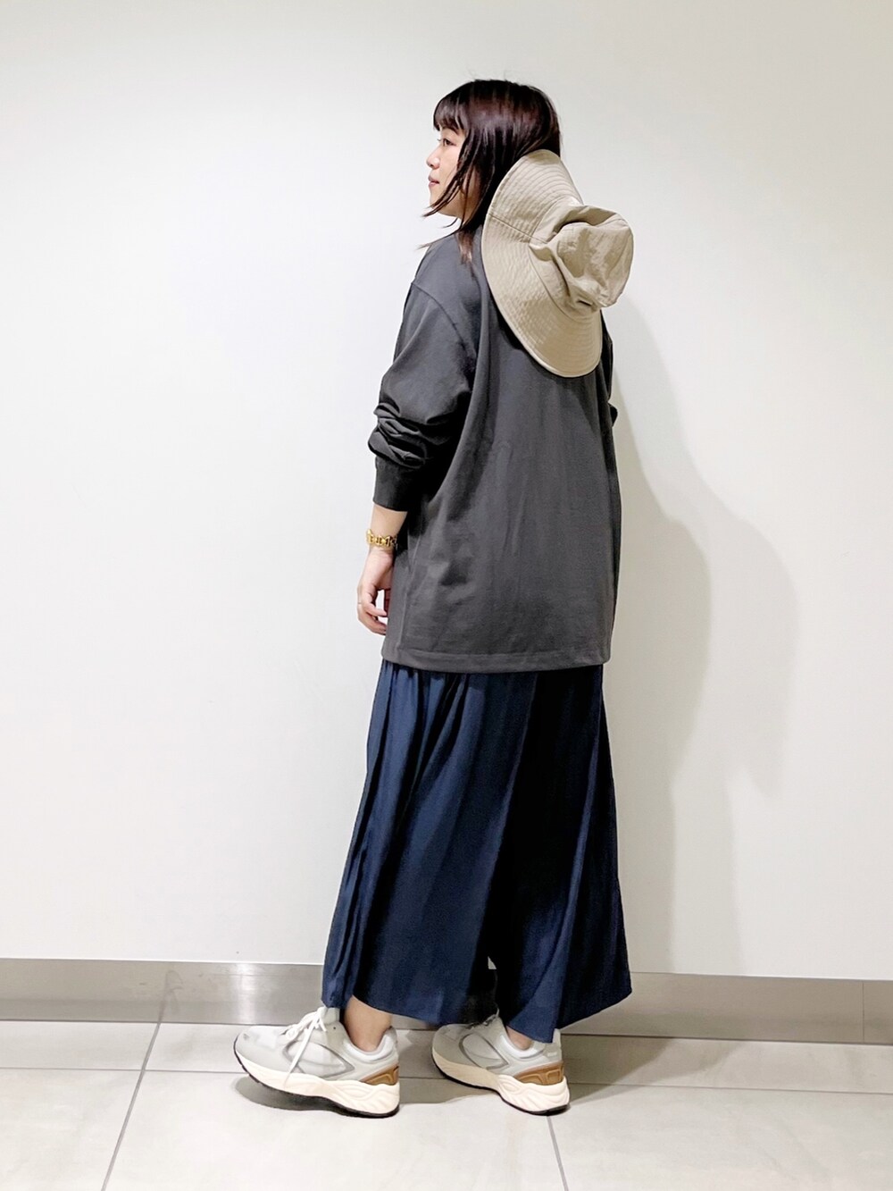 グレー系のTシャツ/カットソー、ブルー系のその他パンツ、グレー系のスニーカーを着用したレディースの夏コーディネートの6枚目の写真