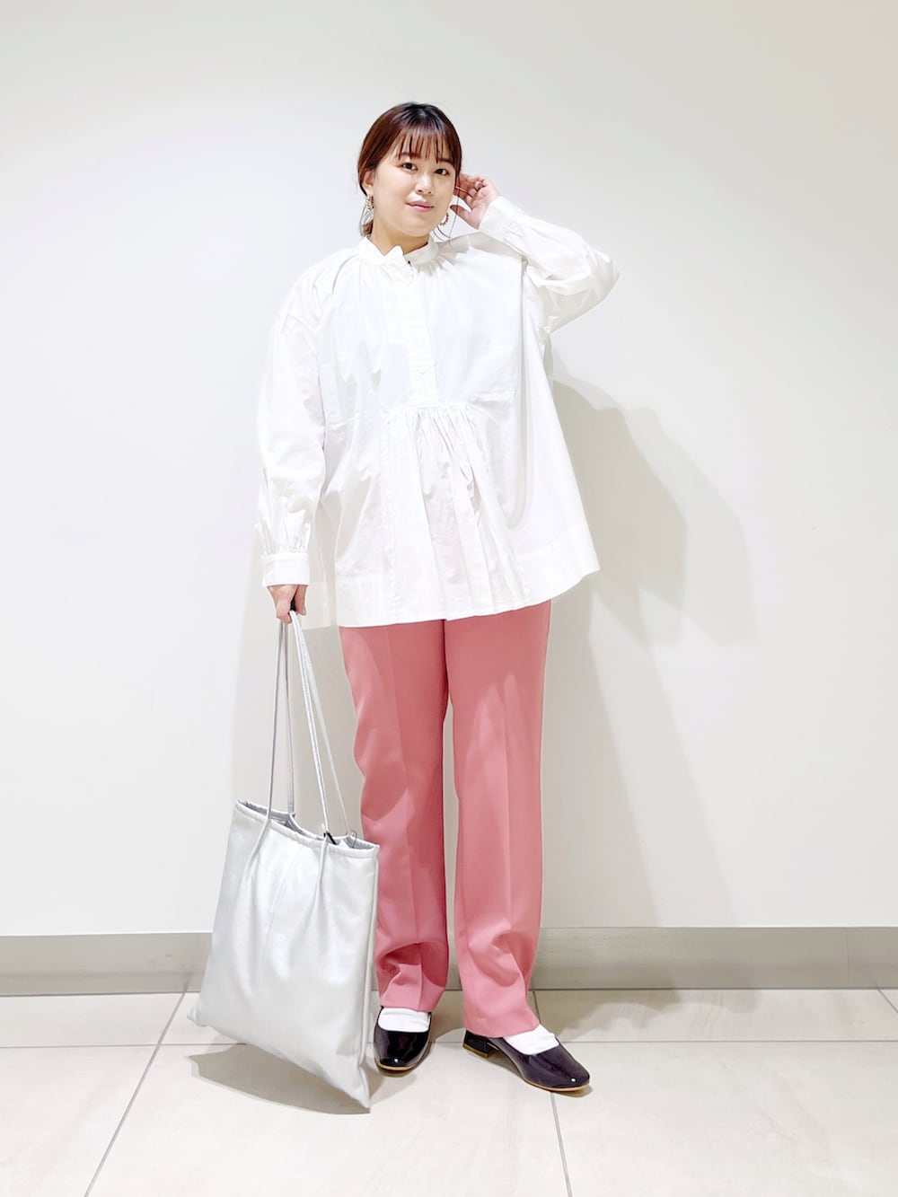 ホワイト系のシャツ/ブラウス、ピンク系のその他パンツ、ブラウン系のパンプスを着用したレディースの春コーディネートの3枚目の写真