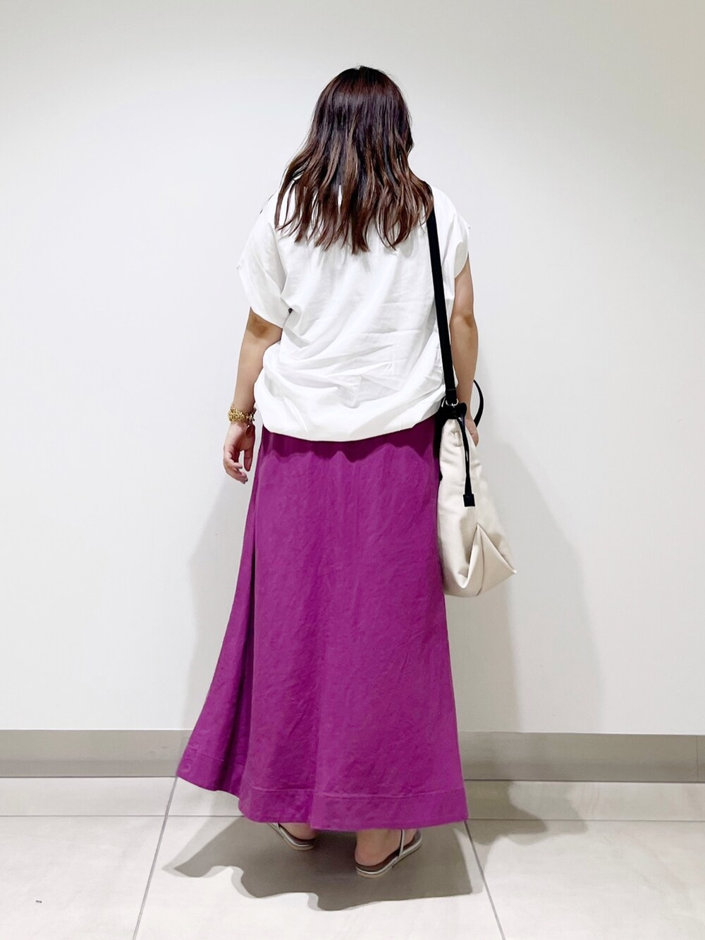 ホワイト系のTシャツ/カットソー、パープル系のスカート、ホワイト系のトートバッグを着用したレディースの夏コーディネートの6枚目の写真