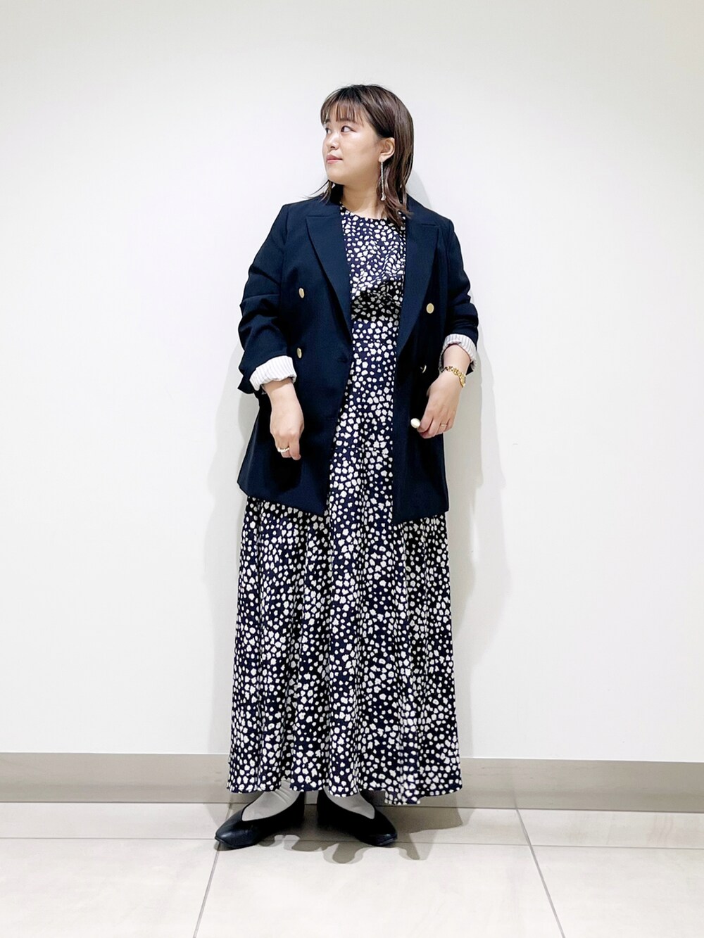 ブルー系のその他アウター、ブルー系のワンピース、ブラック系のパンプスを着用したレディースの秋コーディネートの5枚目の写真