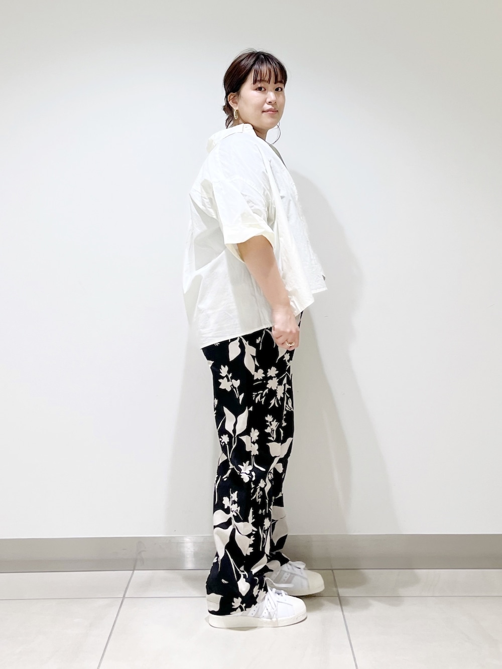 パープル系のTシャツ/カットソー、ブラック系のその他パンツ、ホワイト系のシャツ/ブラウスを着用したレディースの春コーディネートの4枚目の写真