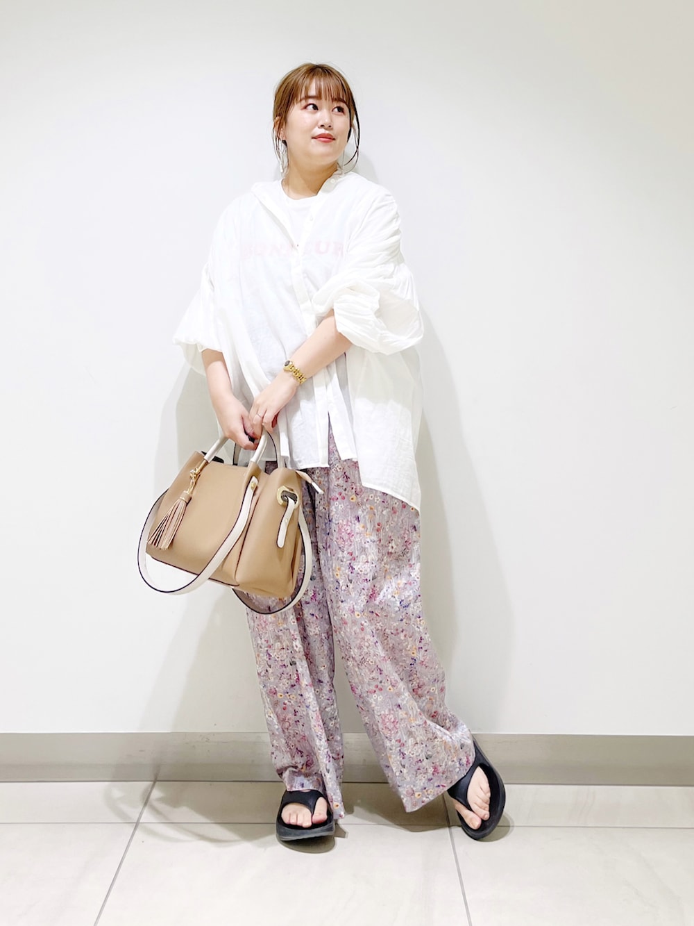 ホワイト系のシャツ/ブラウス、イエロー系のトートバッグ、レッド系のTシャツ/カットソーを着用したレディースの春コーディネートの2枚目の写真