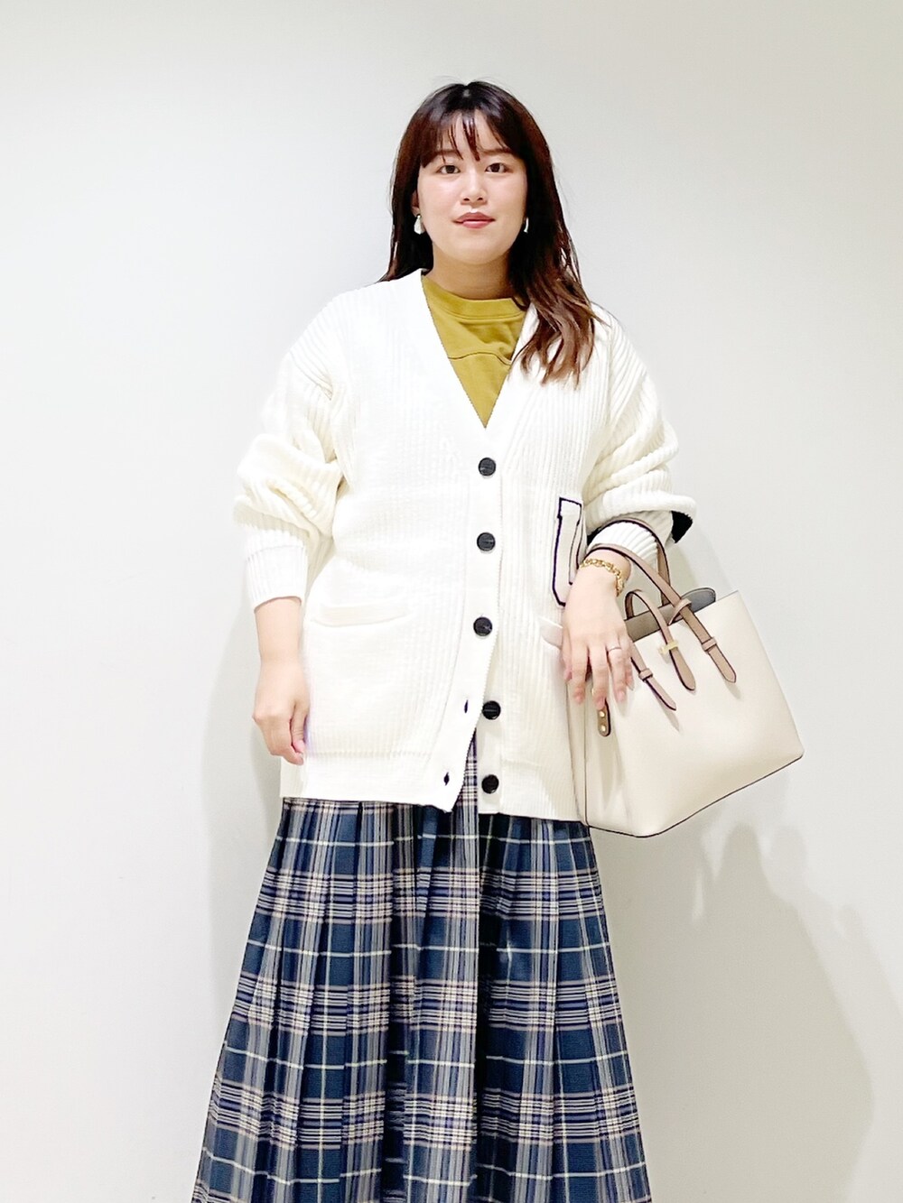 ホワイト系のカーディガン/ボレロ、グリーン系のTシャツ/カットソー、ホワイト系のトートバッグを着用したレディースの夏コーディネートの5枚目の写真