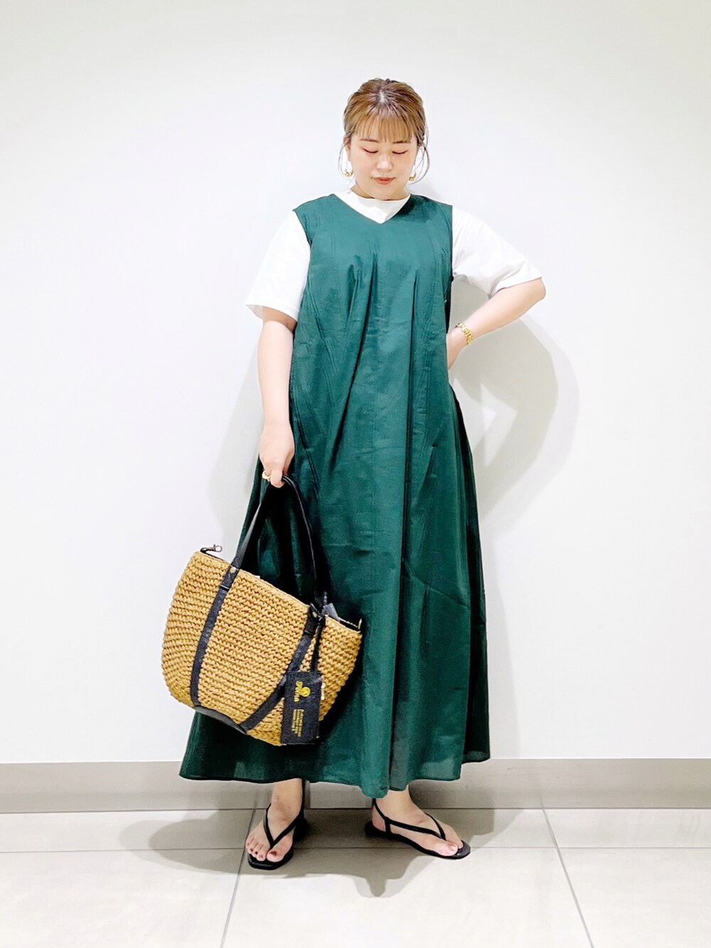 グリーン系のワンピース、イエロー系のトートバッグ、ブラック系のサンダルを着用したレディースの夏コーディネートの4枚目の写真