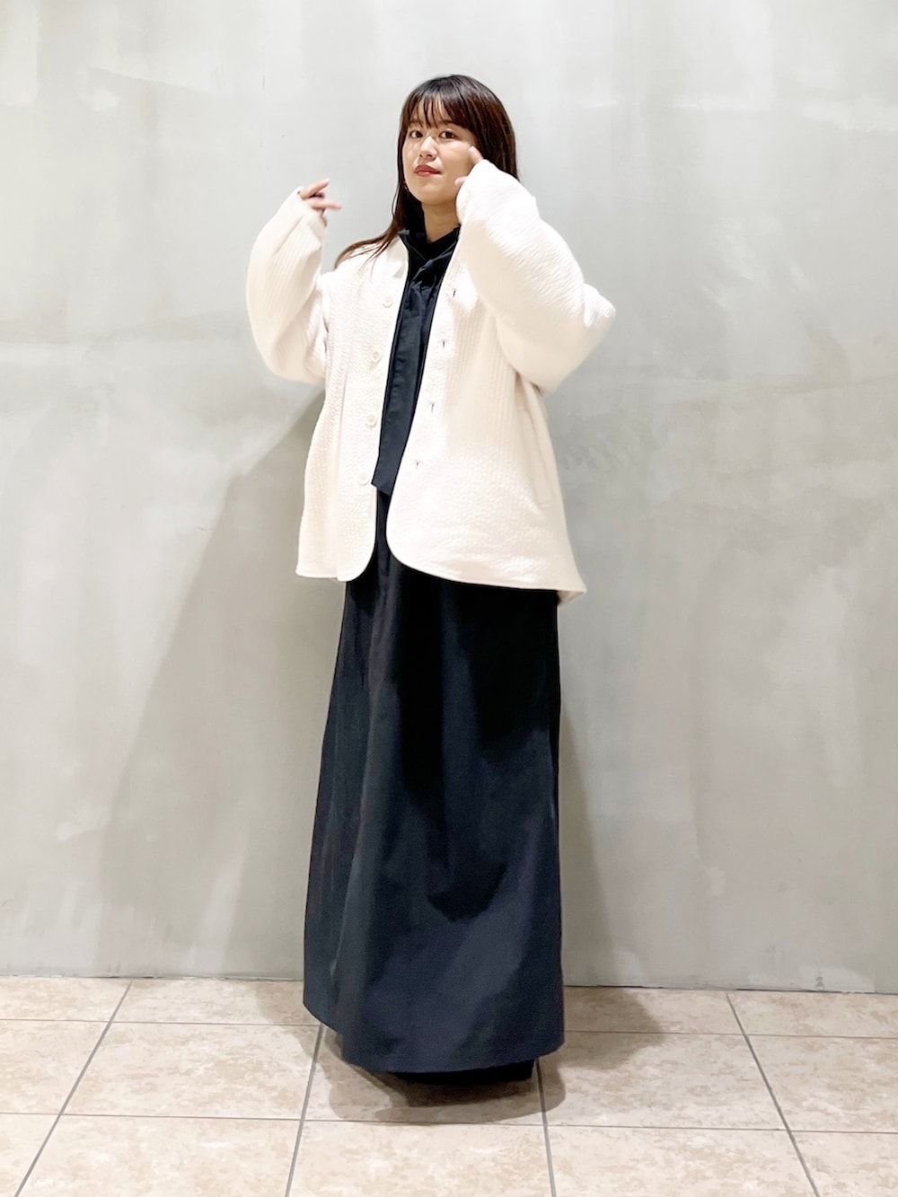 ホワイト系のノーカラージャケット、ブラック系のワンピース/ドレス、ブラック系のバレエシューズを着用したレディースの夏コーディネートの3枚目の写真