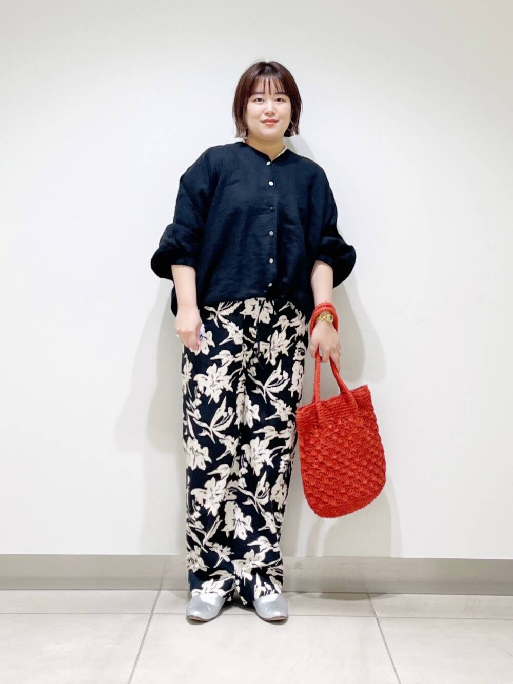 シルバー系のパンプス、ブラック系のその他パンツ、オレンジ系のトートバッグを着用したレディースの春コーディネートの10枚目の写真