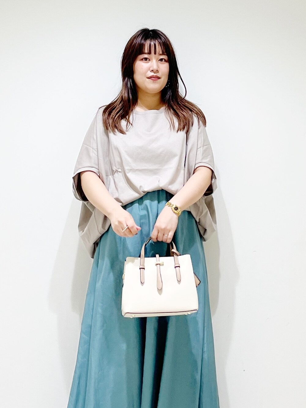 グレー系のTシャツ/カットソー、ホワイト系のスカート、ホワイト系のトートバッグを着用したレディースの夏コーディネートの4枚目の写真