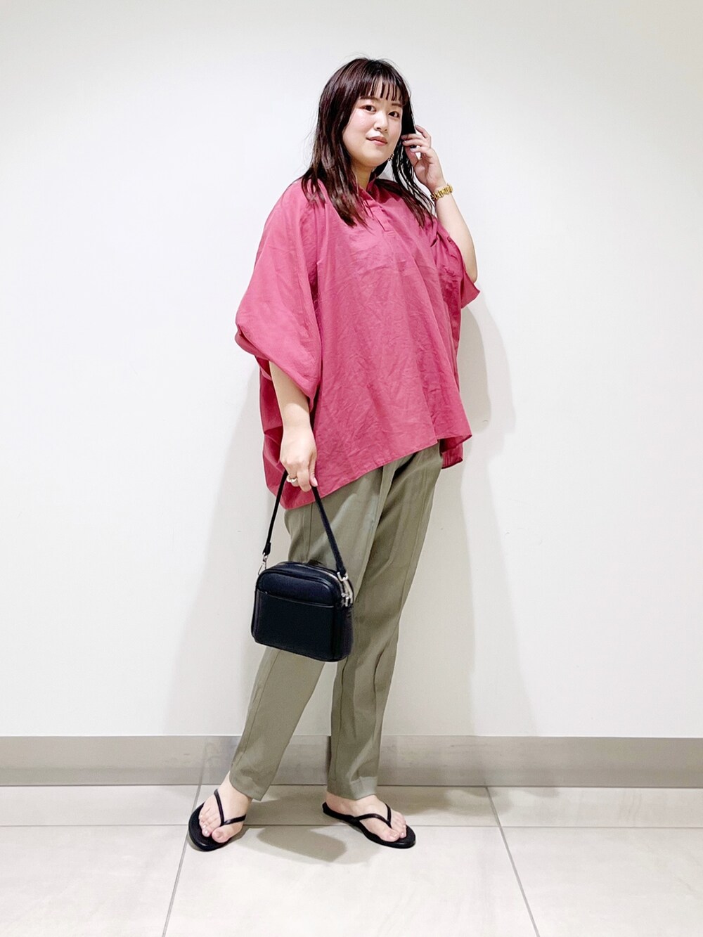 ピンク系のシャツ/ブラウス、グリーン系のその他パンツ、ブラック系のショルダーバッグを着用したレディースの夏コーディネートの9枚目の写真