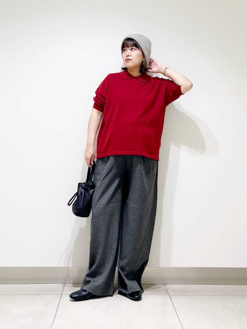 レッド系のニット/セーター、ブラック系のショルダーバッグ、グレー系のその他パンツを着用したレディースの秋コーディネートの8枚目の写真